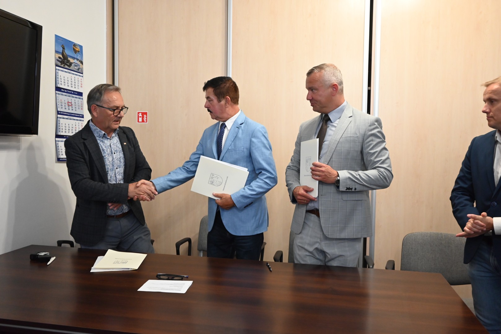 Starosta gratuluje wykonawcy inwestycji podpisania umowy.